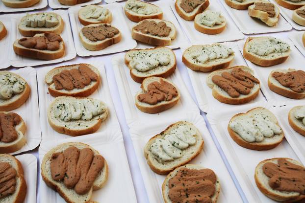 Rijeka: Podjela sendviča sa bakalarom, tunom i lososom na Veliki petak