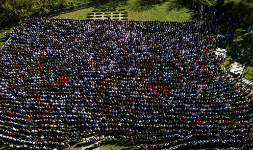 FOTO Velika tuga u Jablanici: Stotine ljudi na kolektivnoj dženazi za poginule u poplavi