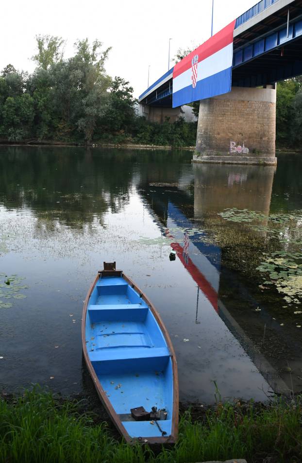 Petrinja: Postavljena velika zastava RH povodom 31.obljetnice VRO Oluje na mostu preko rijeke Kupe