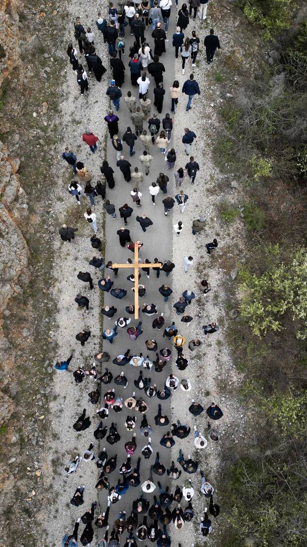 Mostar: Brojni vjernici sudjelovali na križnom putu