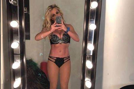 Britney skombinirala 'ljetne' čizme uz badić: Skidaj taj užas