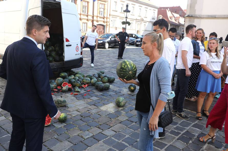 Zagreb: Kaos pred Vladom, Sinčić istovario hrpu lubenica na Markovom trgu