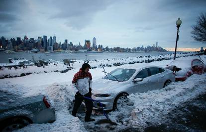 Paralizirala ih snježna mećava: Zatvorili škole, letovi otkazani
