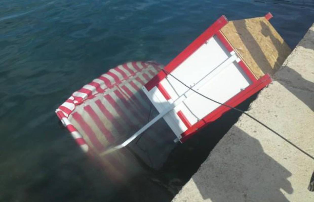 Vandali su u more bacili štand za fritule i kontejner za smeće