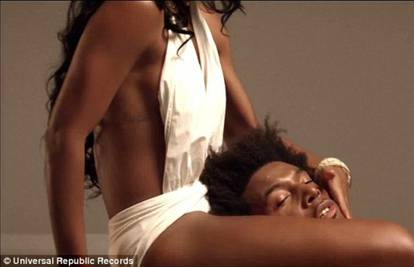 Stavio glavu među noge Kelly Rowland, a ona ga je mazila