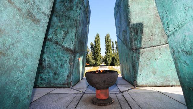 Vukovar: Polaganjem vijenaca na Memorijalnom groblju obilježen Dan vukovarskih branitelja