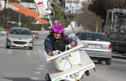 U moto-kadi muškarac se utrkuje splitskim ulicama