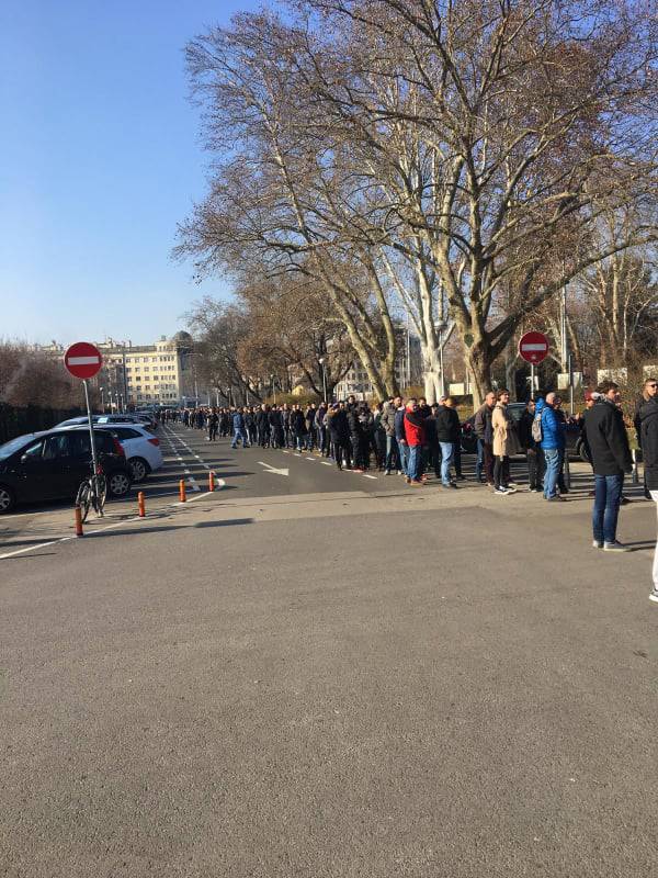 Igrači Dinama prodavali karte, navijači u redu čekali od zore