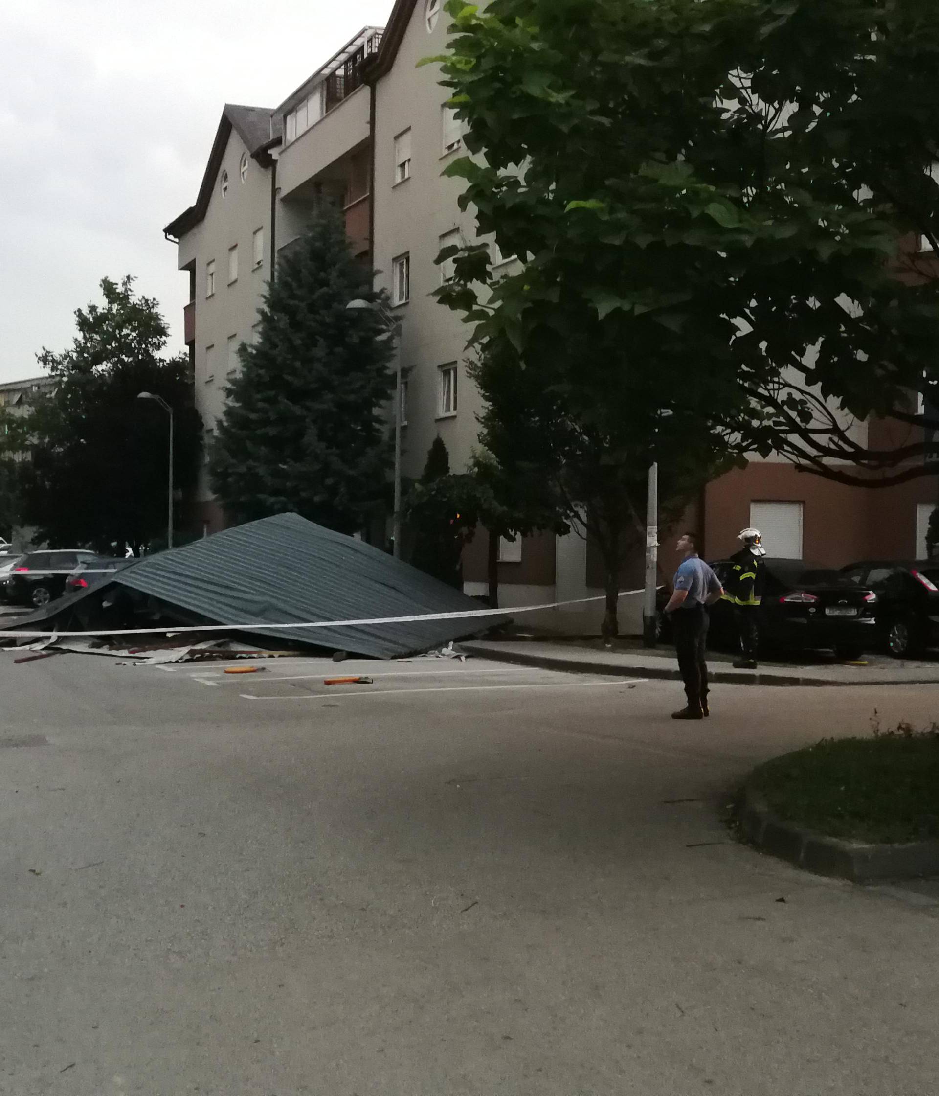 Tuča u Samoboru, jak vjetar u Zagrebu odnio krov sa zgrade