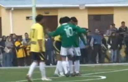 Predsjednik Bolivije udario igrača koljenom u prepone!
