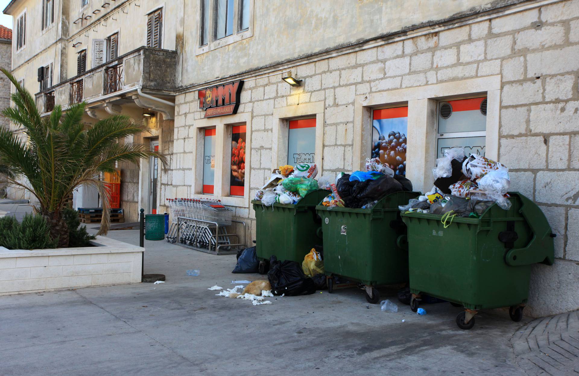 I ono malo turista što dolazi, Sali dočekuje zatrpan smećem