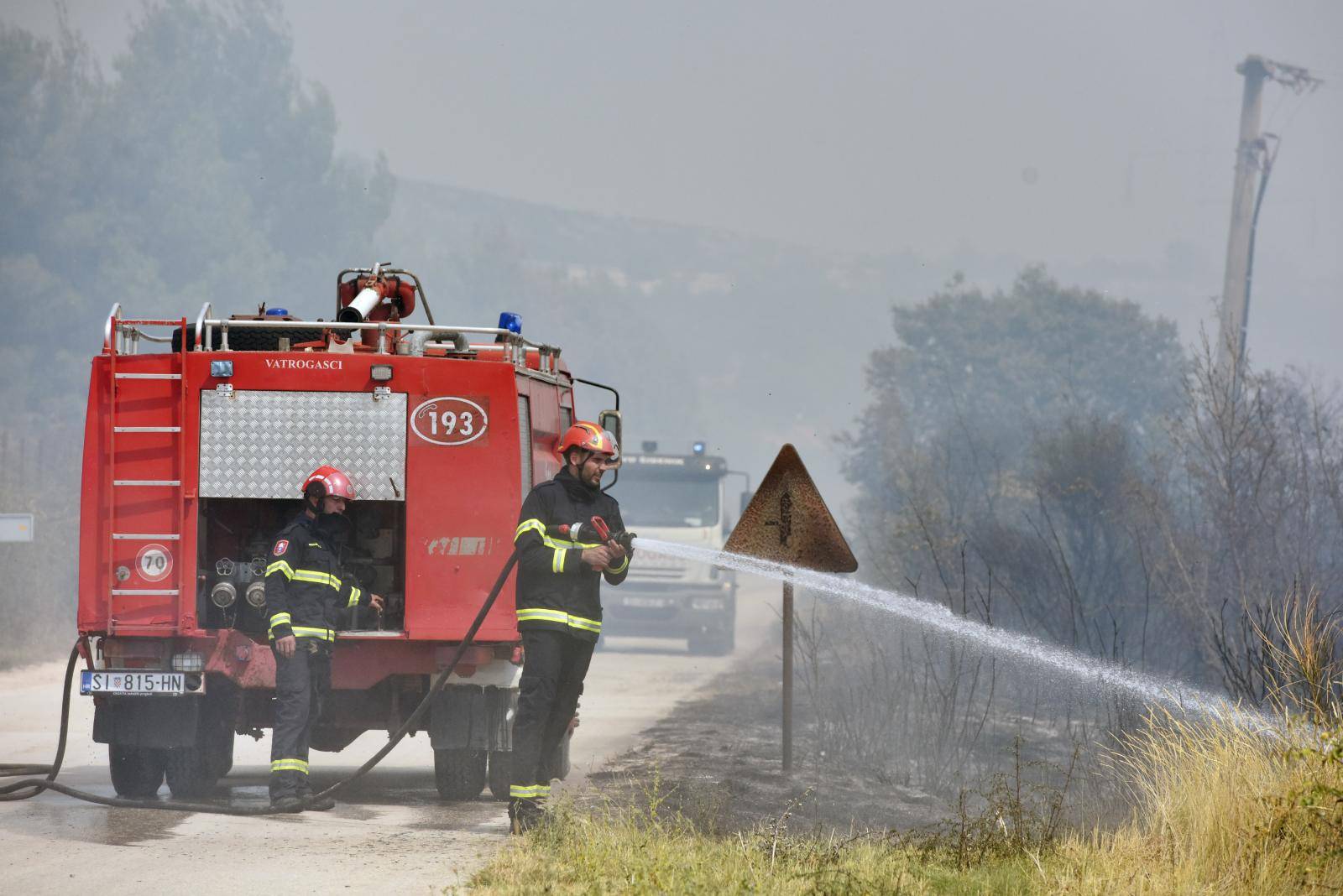 Besana noć pred vatrogascima: Počeli su evakuirati stanovnike