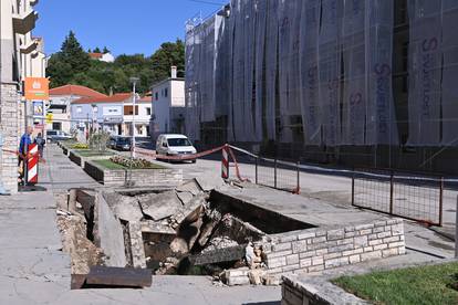 FOTO Građani šokirano gledaju rupu u zemlji usred Benkovca