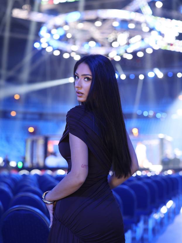 FOTO Hrvatica 'privodi' zvijezde FNC-a pred kameru, odjenula i dres Partizana: 'Neki će hejtati'