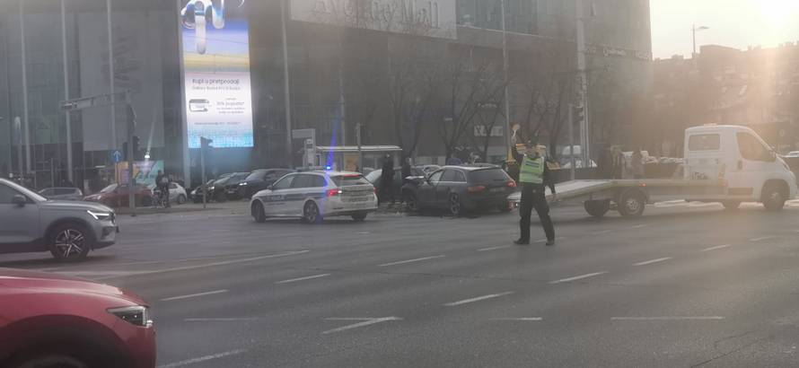 FOTO Kaos kod Avenue Malla: Sudarila se dva automobila, dvoje ljudi prevezeno u bolnicu