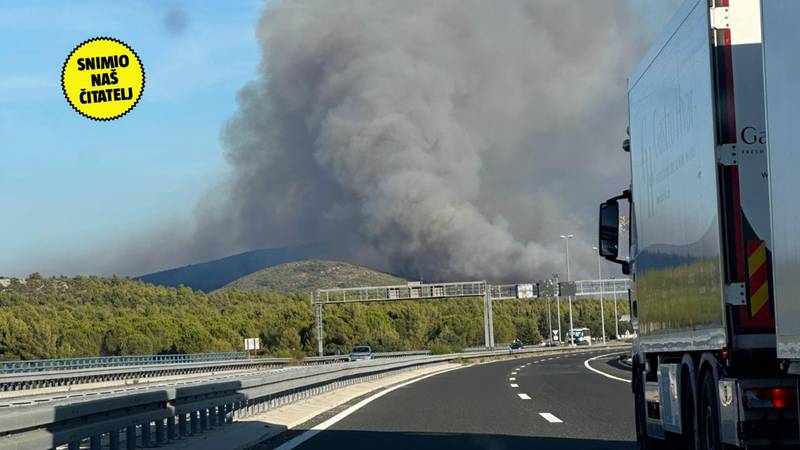 VIDEO POŽAR KOD ŠIBENIKA Pomažu četiri kanadera i dva Air Tractora. 'Dim se jako širi'
