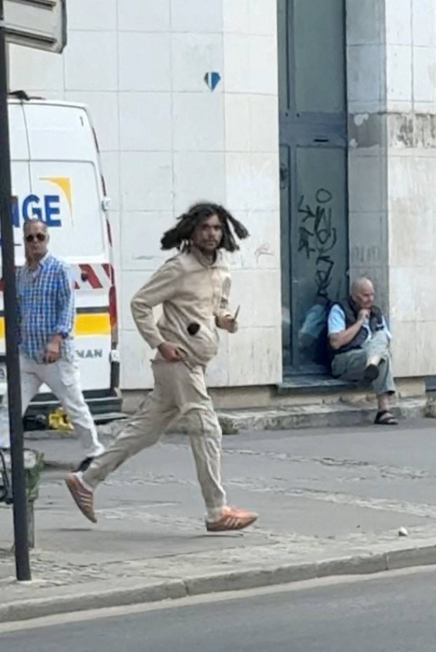 Man attacked women with knives in Paris