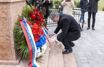 Pupovac položio vijenac kod pravoslavne crkve u Vukovaru: 'Želimo podijeliti suosjećanje...'