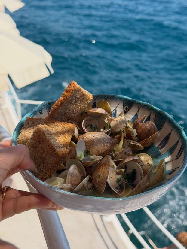 FOTO Nije mogla naći dovoljno dobar bikini za svoje savršeno tijelo pa ih sada dizajnira sama