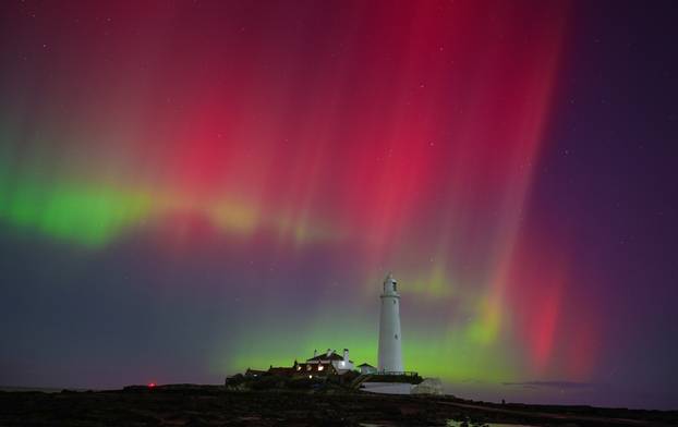 UK: Polarna svjetlost iznad zaljeva Whitley iznad svjetionika St. Mary's u zaljevu Whitley
