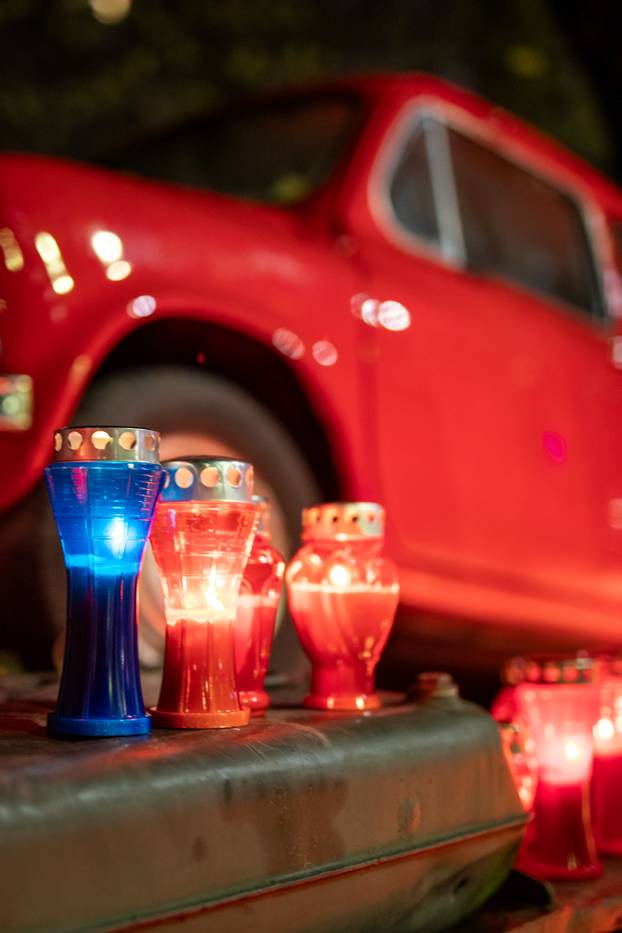 Osijek: Kod crvenog fiće koji gazi tenk zapaljene svijeće u sjećanje na Vukovar