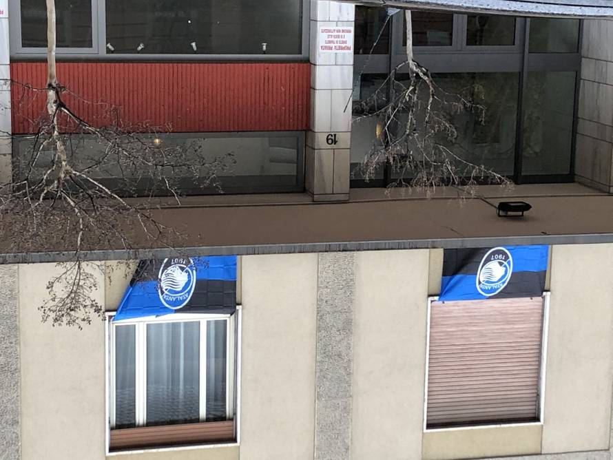 Kiša lije, a stadion 'gori': Bez dokumenata nema na utakmicu