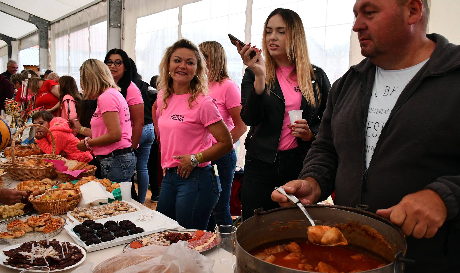 Kod Požege stol dug preko 500 metara sa stotinama kilograma hrane, ispekli i vola od 650 kg