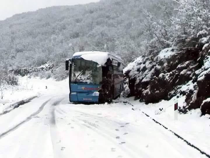 Autobus kod Zagvozda sletio s ceste: Vozač je teško ozlijeđen