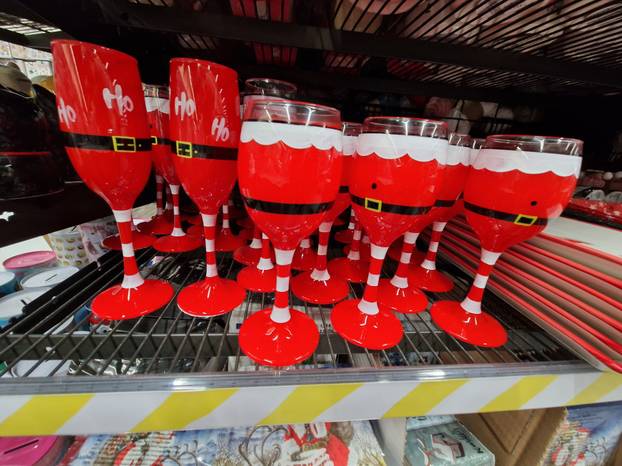 FOTO Još 92 dana do Božića, a ukrasi već stigli: Tko požuri, birat će među pravom raskoši