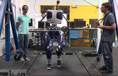 Napravili robota koji hoda kao pravi frajer i tako štedi bateriju