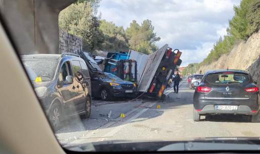 Nesreća u Bibinjama: 'Kamion je zapeo za nadvožnjak pa se sudario s automobilom'