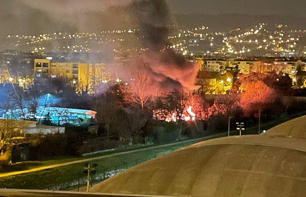 Gorjelo u Španskom: Zapalilo se reciklažno dvorište, morala je intervenirati i Hitna pomoć...