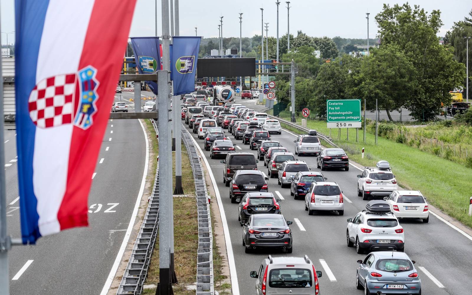 Zagreb: Kolona automobila na naplatnim kucicama u Luckom u smjeru mor