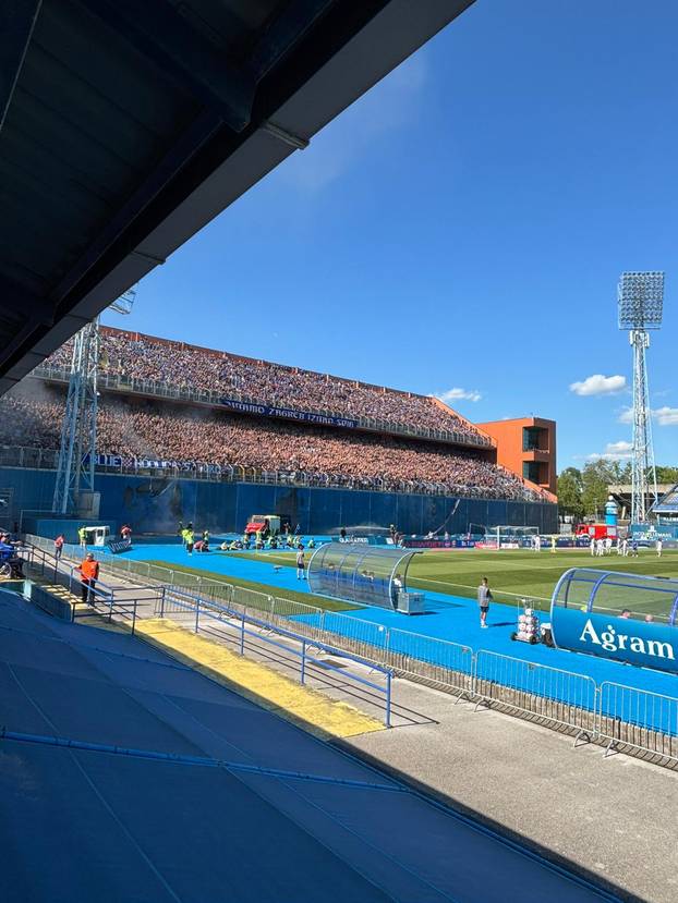 FOTO Torcida zapalila Boysima udarni transparent?! 'Zadnji derbi ste izdimili, sad gorite'