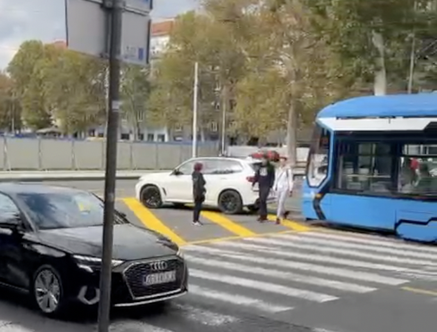 VIDEO Vozač BMW-a blokirao tramvajski promet u Zagrebu: 'Pogledajte gdje je parkirao!'