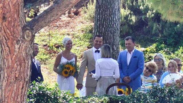 Na prvom vjenčanju Ana Gruica nosila je čipkastu kapicu na glavi, a u ruci buket suncokreta