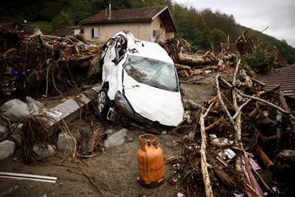 Fotografije užasa u BiH: Dječje bilježnice, uništeni automobili... Bujica razorila cijelo selo Zlate