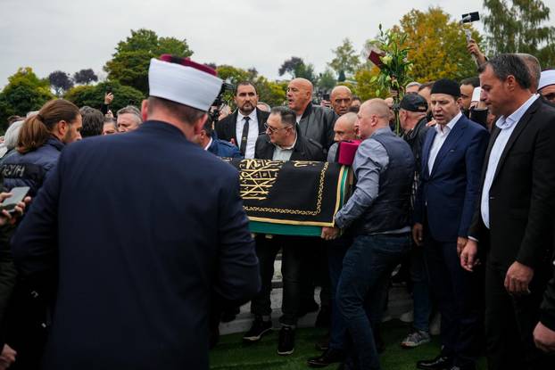 Sarajevo: Posljednji ispraćaj Halida Bešlića na gradskom groblju Bare