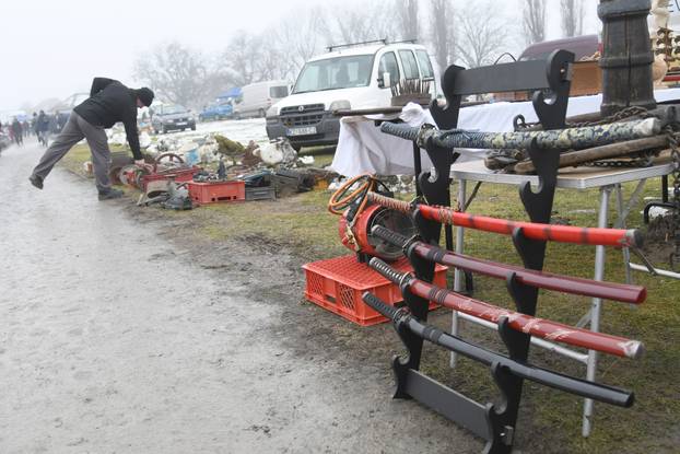 Koprivnica: Zimski uvjeti smanjili broj prodavača na koprivničkom buvljaku