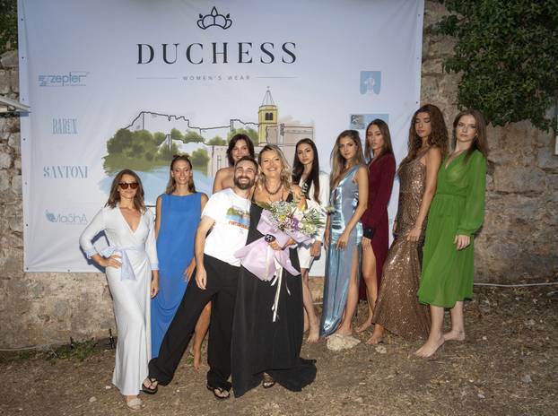 FOTO Karlobag zasjao u znaku mode i glazbe: Duchess revija i koncert Nine Badrić na Fortici
