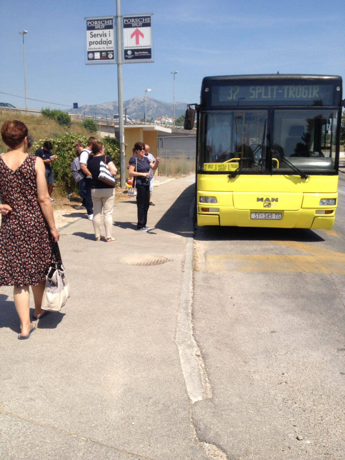 'Zadimilo se, motor je gorio': Zapalio se autobus pun turista