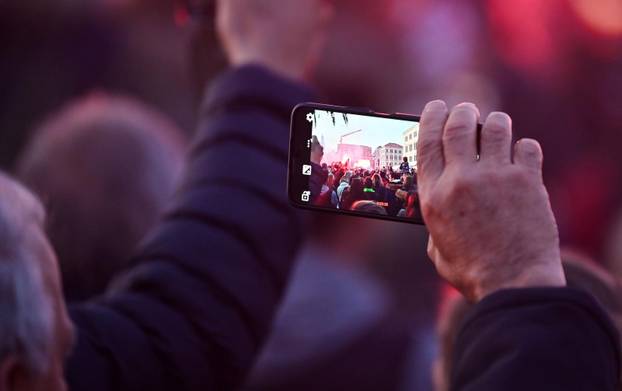 Split: Bakljada navijača na rivi povodom dolaska Vatrenih