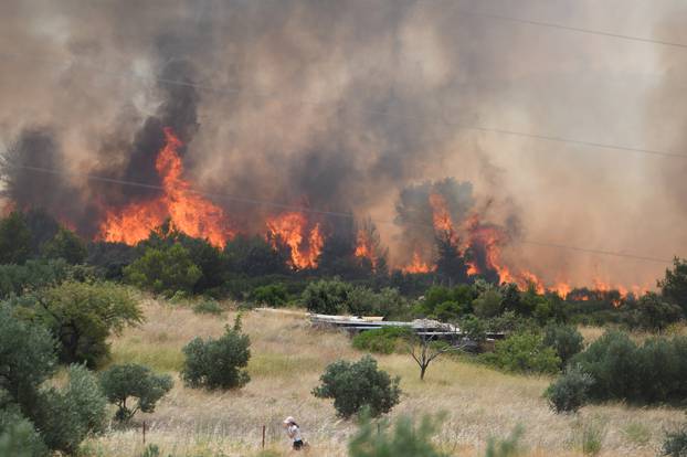 Buknuo požar kod Grebaštice, gašenje u tijeku