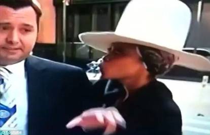 Erykah Badu htjela poljubac od reportera, a on ju odgurnuo