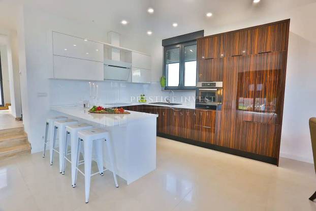 FOTO Kakva perverzija u Splitu! Vodeni raj i slike dizajnera. Ova vila se prodaje, a znamo i cijenu