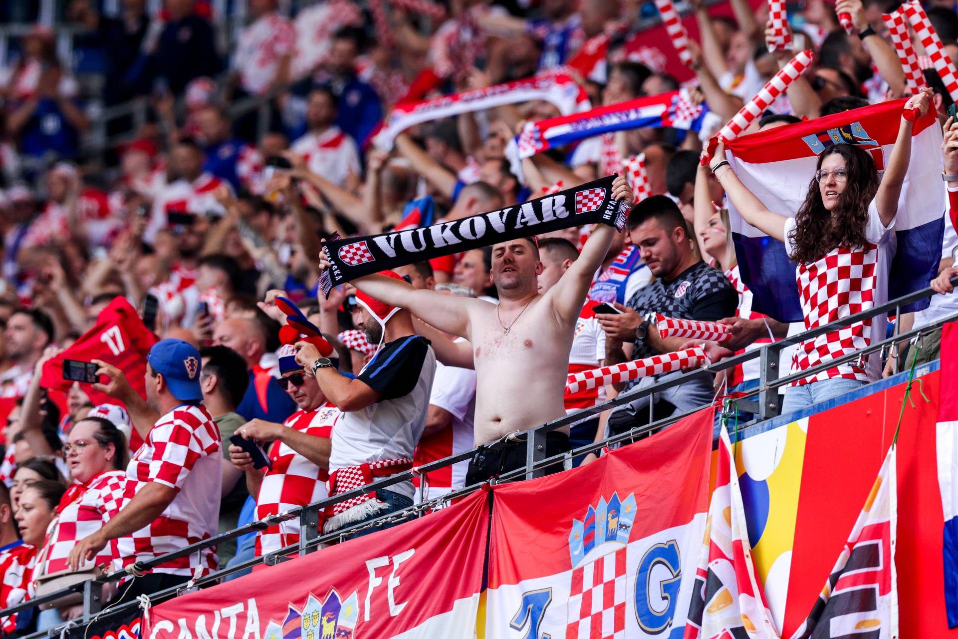 Hamburg: Navijači uoči početka utakmice Hrvatske i Albanije u 2. kolu skupine B na Europskom prvenstvu