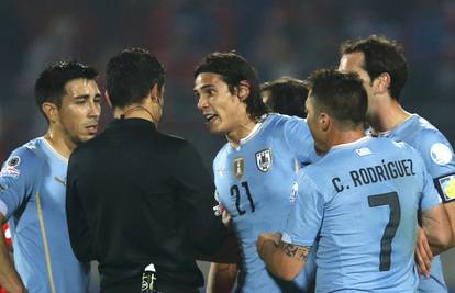Čile izbacio branitelja, Cavani 'poludio', Urugvaju tri crvena