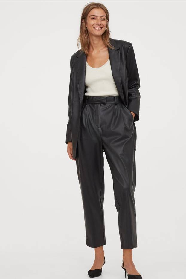 Hlače u osnovnim tonovima: 10 modela koje je lako uklopiti u svakodnevne kombinacije