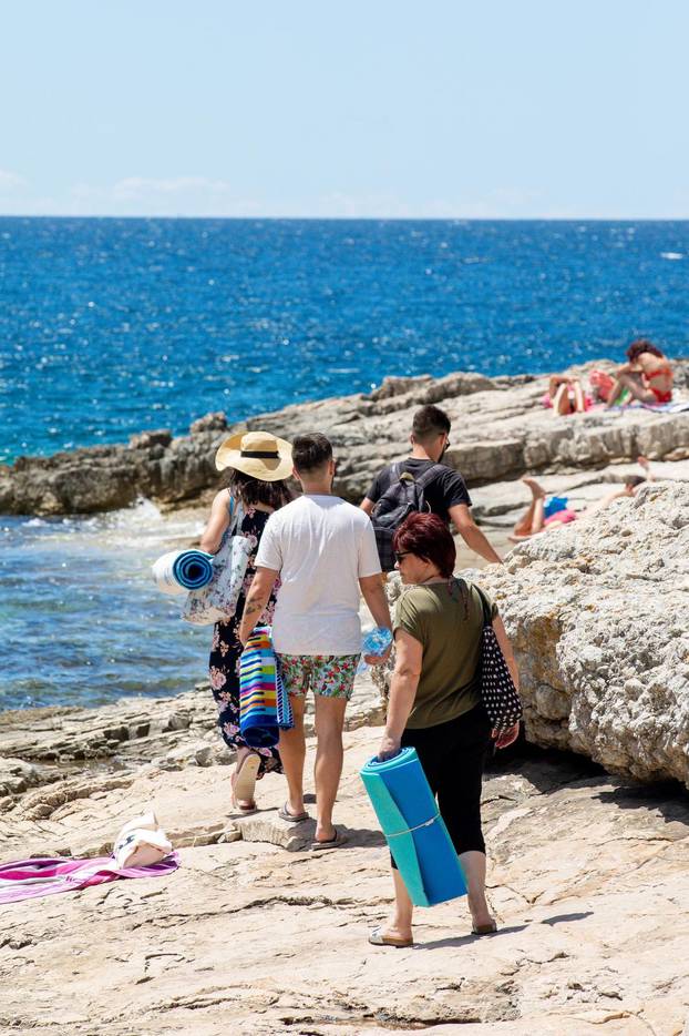 Pula: Tek malobrojni turisti uživali u kupanju i boravku uz more na prvi dan ljeta