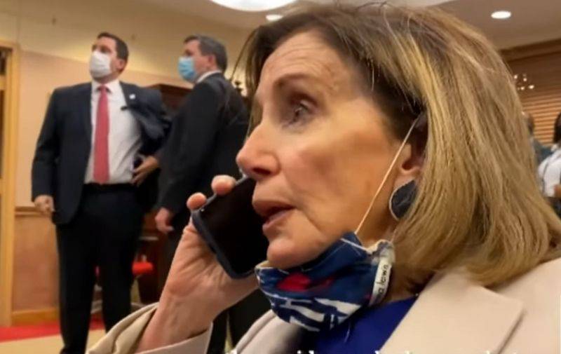 Nikad viđene snimke napada na Capitol. Pelosi u strahu zvala u pomoć: 'Netko je upucan...'